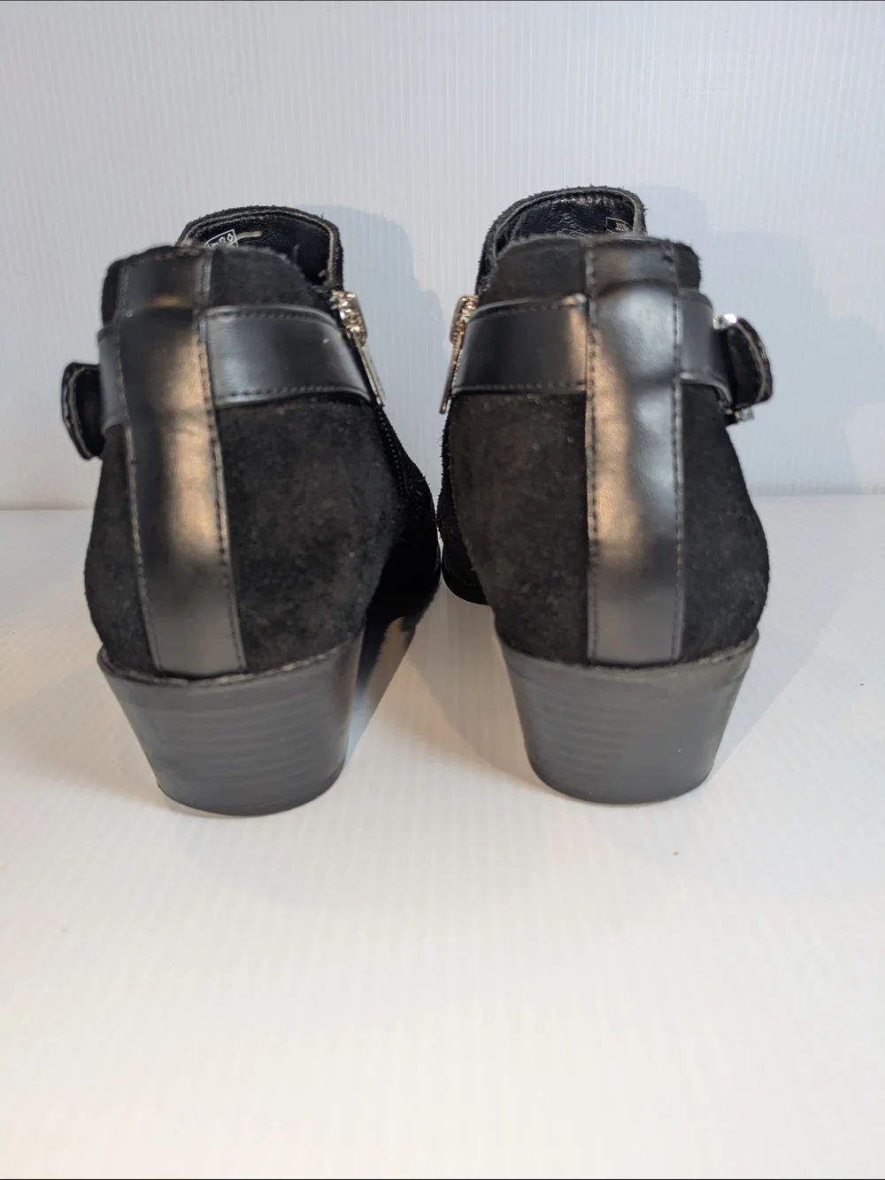 Vionic Millie Black Suede Ankle Booties Buckle Zip Wide 8.5 W Comfort